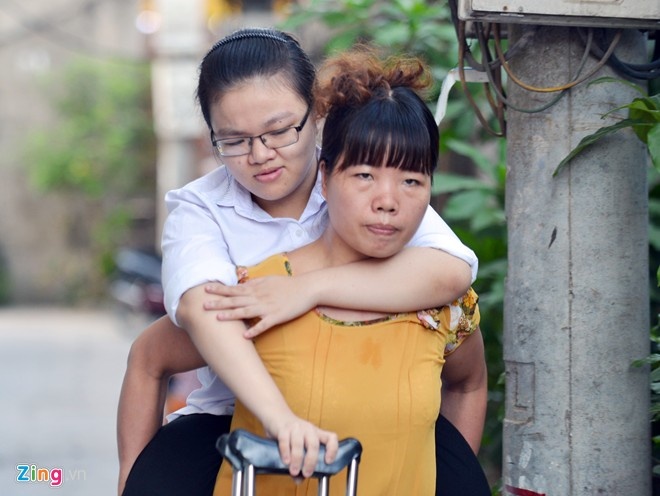 Nguyễn Minh Vân được mẹ cõng đến phòng thi. Ảnh: Hoàng Anh.