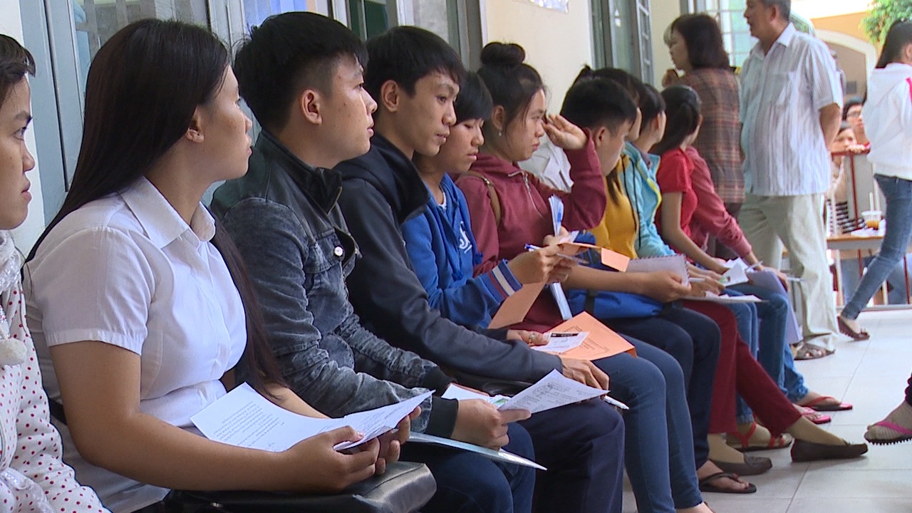 Thi sinh cho doi nhieu gio dong ho dang ky tuyen sinh hinh anh