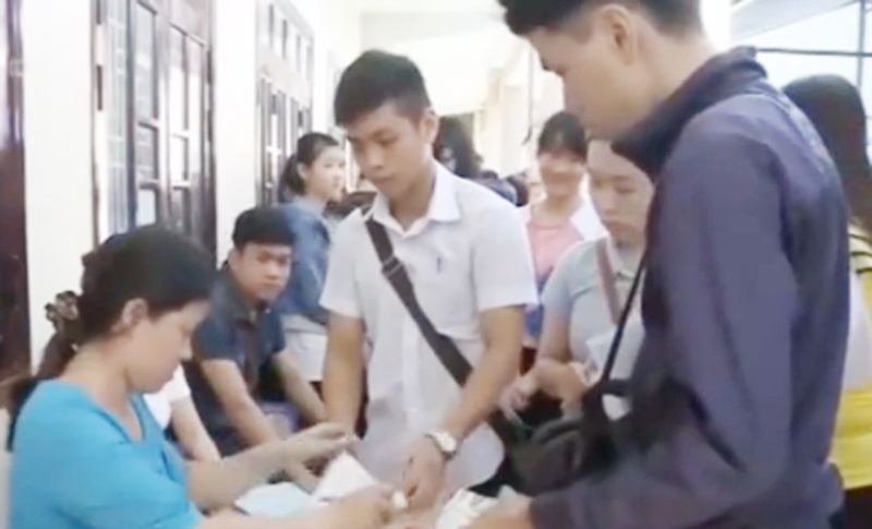 Clip: Thi sinh dang ky xet tuyen dai hoc tai TP HCM hinh anh