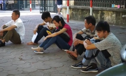 Thí sinh và phụ huynh chờ đợi rút hồ sơ cho con ngày 17/8. Ảnh: Phan Anh.