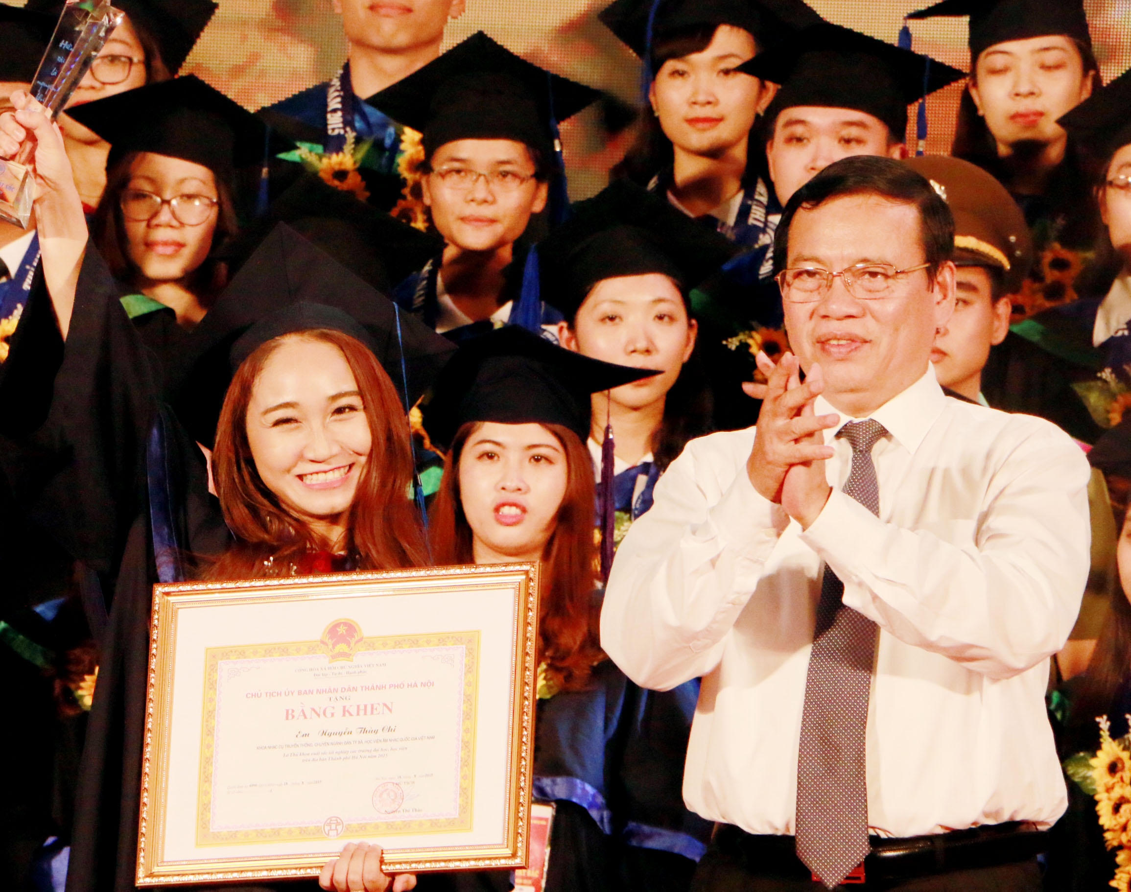 Thu khoa dung dat hoai bao phai tro thanh ong nay, ba no hinh anh