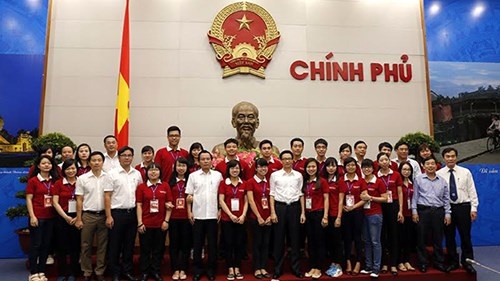 Phó thủ tướng Chính phủ Vũ Đức Đam gặp mặt 98 thủ khoa xuất sắc.