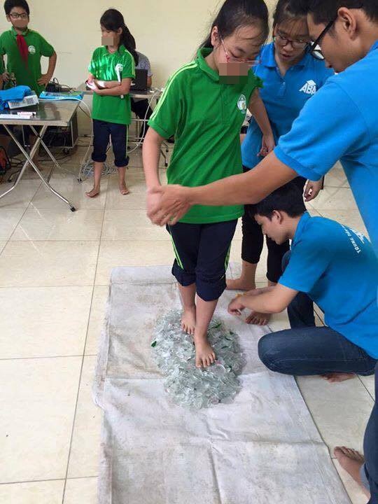 Buổi huấn luyện đi trên thuỷ tinh của một trung tâm nhanh chóng được mọi người quan tâm.