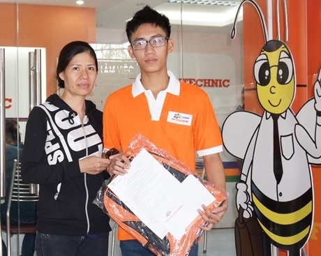 Nam sinh duoc dac cach kiem tra mot minh vao cao dang hinh anh
