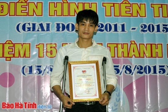 Hồ Huy Bảo vừa được vinh danh tại Hội nghị điển hình tiên tiến Hội Người khuyết tật và trẻ mồ côi giai đoạn 2010-2015.