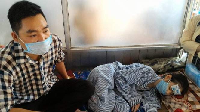 Kiến trúc sư Trần Hùng bên giường bệnh của Tuyết Nhi.