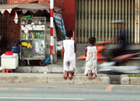 Bêu riếu con trẻ trước đám đông là hành vi xâm hại trẻ về tinh thần.