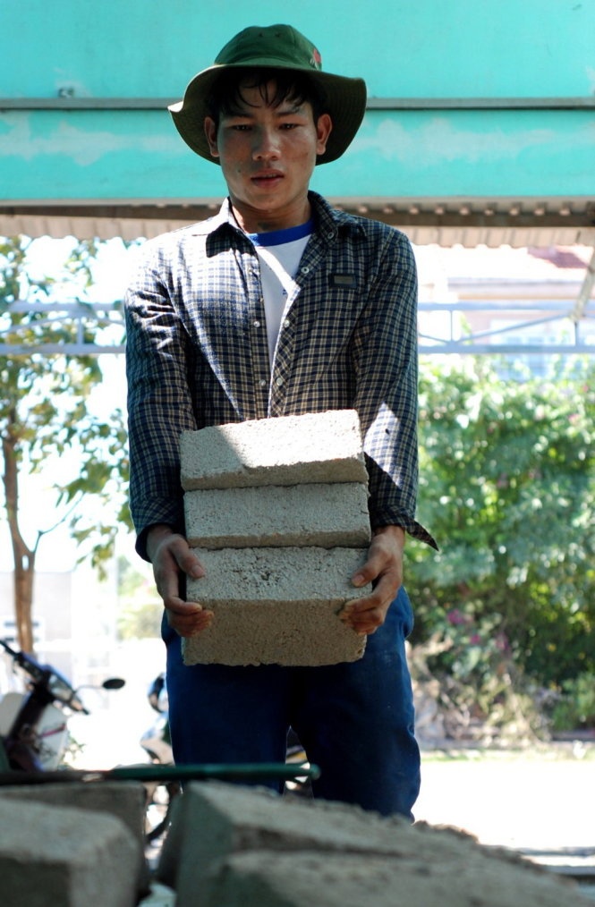 Suốt nhiều năm, Nguyễn Văn Vọng làm phụ nề kiếm tiền đi học.