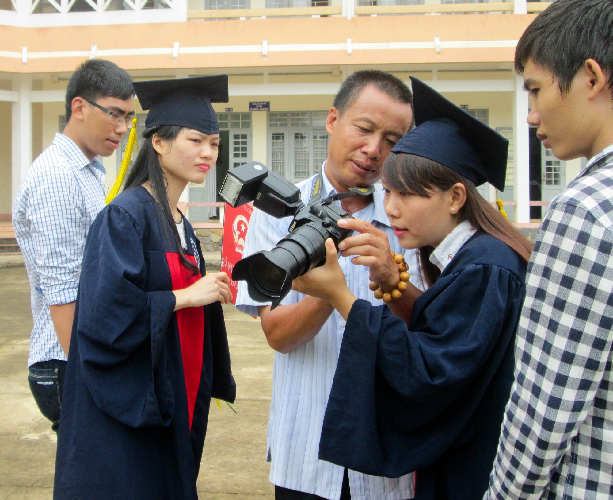 Anh tot nghiep 100.000 dong/tam: Sinh vien than troi hinh anh