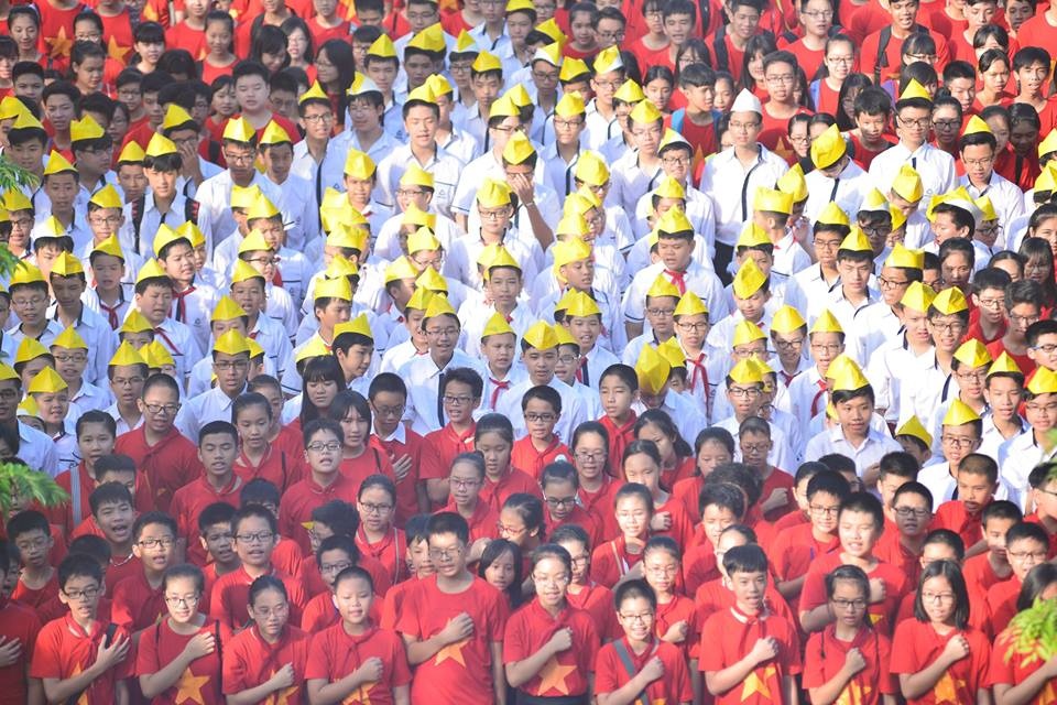 Hoc sinh xep hinh co To quoc don nam hoc moi hinh anh