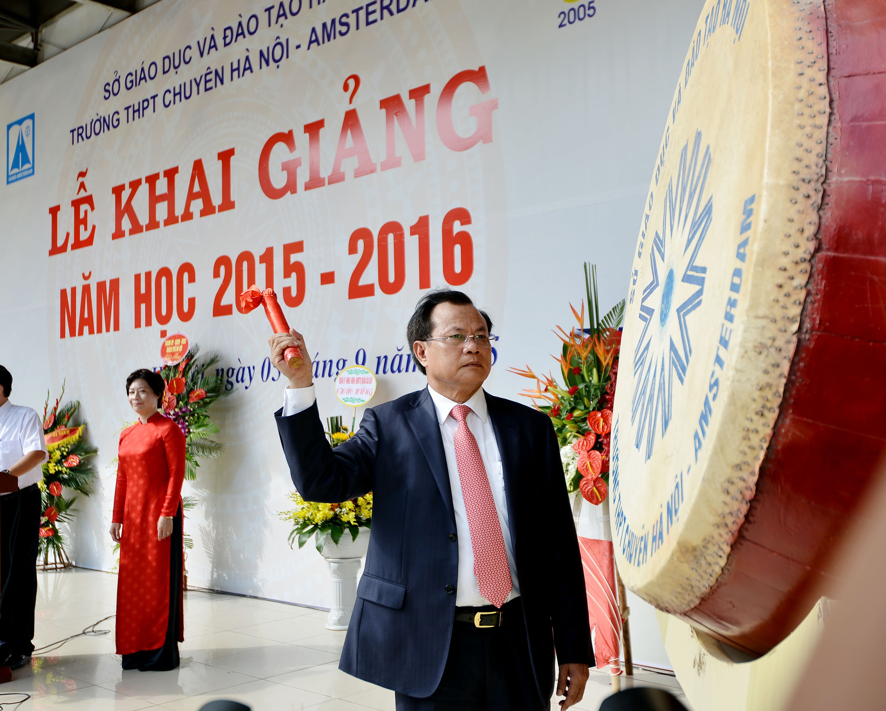 Bi thu Thanh uy HN danh trong khai giang truong Amsterdam hinh anh