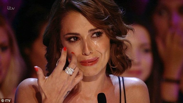 Gương mặt đầy xúc động của nữ giám khảo - ca sĩ Cheryl Fernandez-Versini.