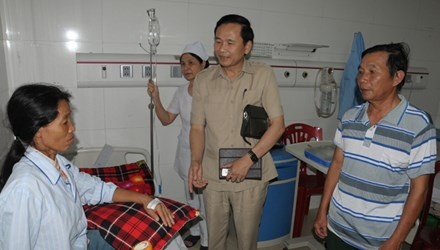 Bệnh nhân Nguyễn Thị Kim (trái) đang được chăm sóc, điều trị miễn phí tại BVĐK Cửa Đông.