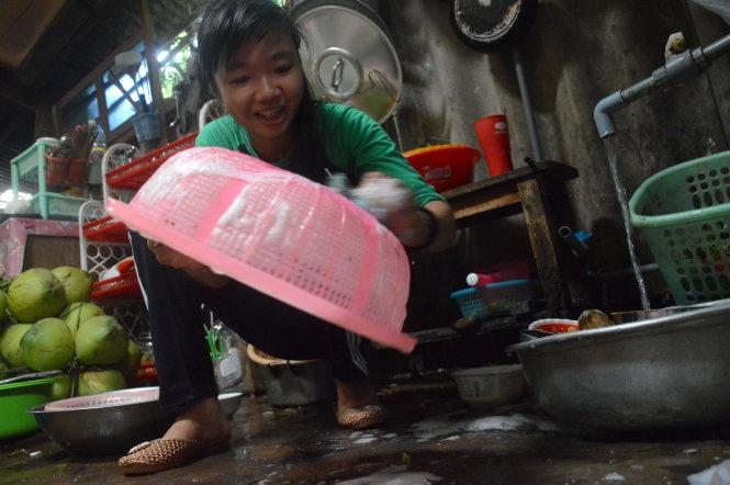Co hoc tro 8 nam gong ganh gia dinh hinh anh