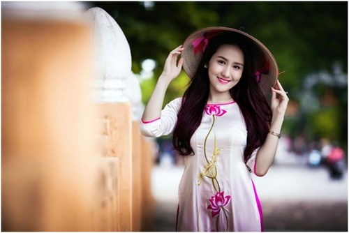 Nu du hoc sinh khoe net duyen trong tiet thu Ha Noi hinh anh