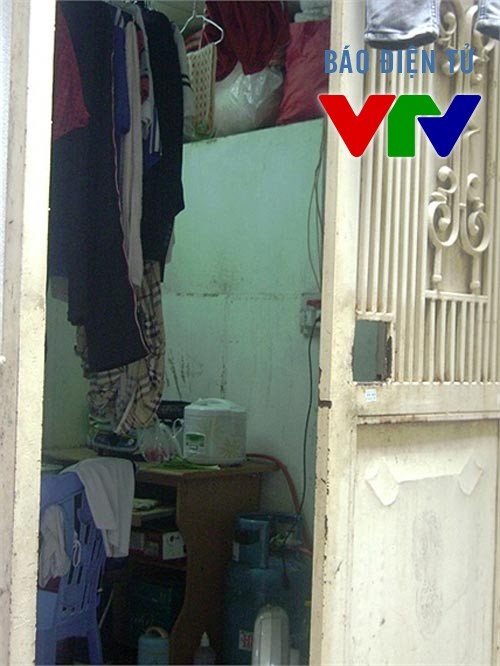 Căn phòng chật chội của bạn Mạnh Hùng.