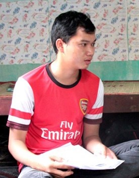 Nguyễn Văn Sỹ đang phải tìm việc làm thêm gom góp hơn 3,5 triệu đồng để nhập học.