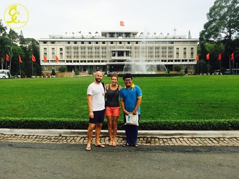 Khi nguoi tre lam du lich khong vi tien hinh anh