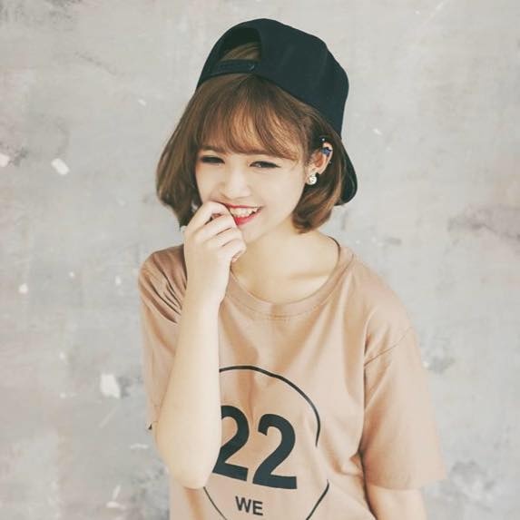 Hiện tại, Mờ Naïve có điểm tổng kết môn Văn cao nhất khối 12, hệ trung cấp, Đại học Văn hóa Nghệ thuật Quân đội. Ngoài tài năng ca hát, Mờ Naive được biết đến với khả năng nói tiếng Anh tốt. Bí quyết của cô là vừa học, vừa chơi, như hát tiếng Anh, xem phim tiếng Anh.