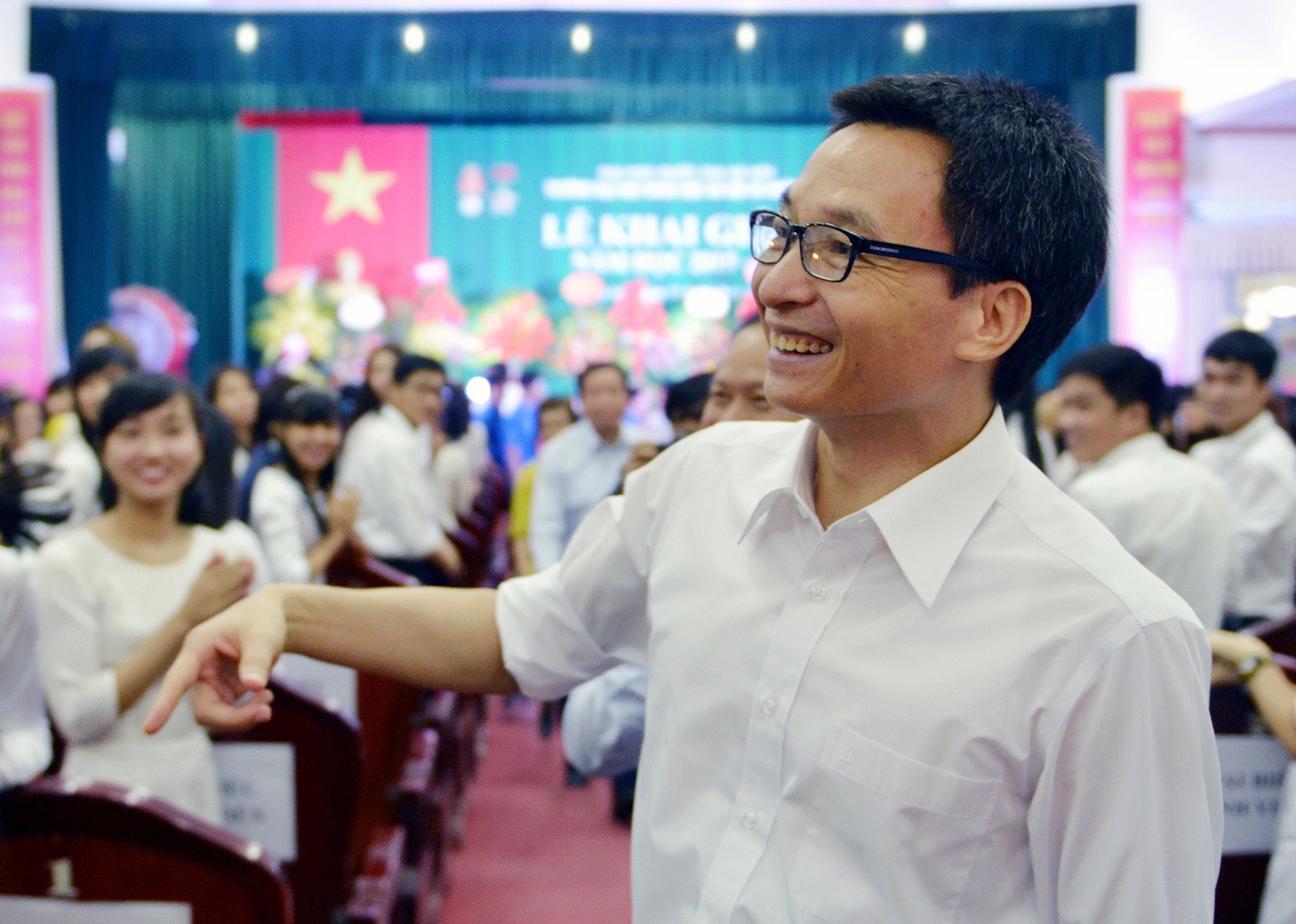 Pho thu tuong Vu Duc Dam giao luu cung tan sinh vien hinh anh