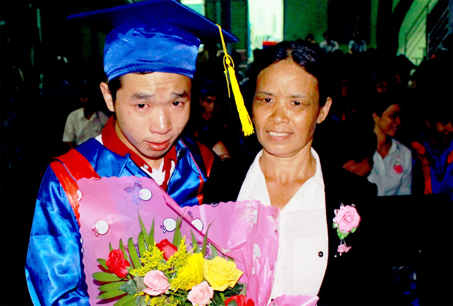 Sông Trường và mẹ trong lễ tri ân và trưởng thành.