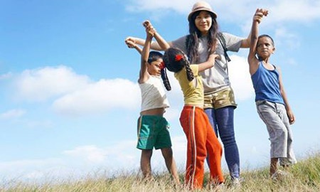 Mỹ Linh và các em nhỏ ở Nepal.