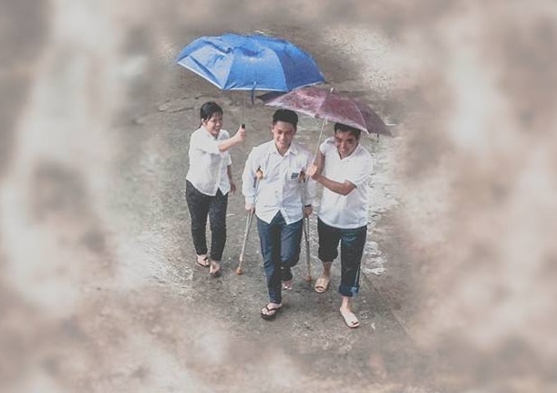 Hình ảnh thầy cô che mưa cho học sinh,