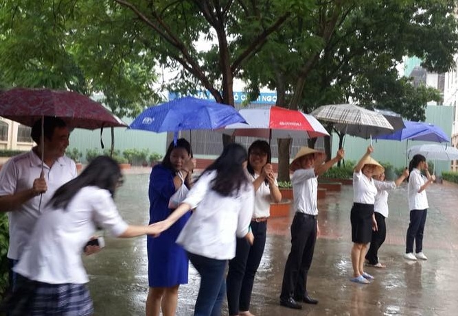 Thay co chiu uot nguoi, xep hang che mua cho hoc sinh hinh anh