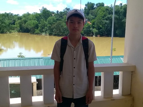 Nam sinh quen minh cuu thay co bi lu cuon hinh anh