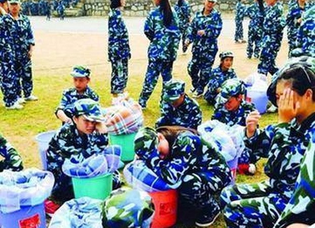 Các nữ sinh viên Trung Quốc mệt mỏi sau giờ học quân sự.