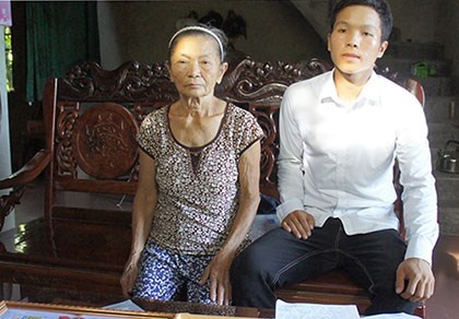 Thi sinh mo coi bat khoc vi bi truong quan doi tu choi hinh anh