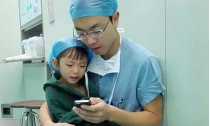 Hinh anh bac si vo ve benh nhi truoc ca phau thuat hinh anh