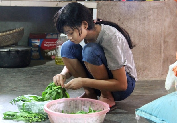 Nu sinh chi dam khoe giay bao len ban tho cha me roi cat hinh anh