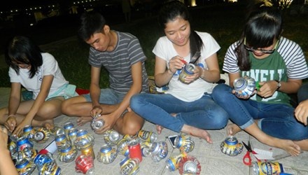 Hội đồng hương HSSV Thăng Bình Tỉ mẩn làm từng chiếc lồng đèn từ vỏ lon để tặng trẻ em vùng khó khăn Nam Bình Sơn (xã Bình Lãnh, huyện Thăng Bình, tỉnh Quảng Nam).