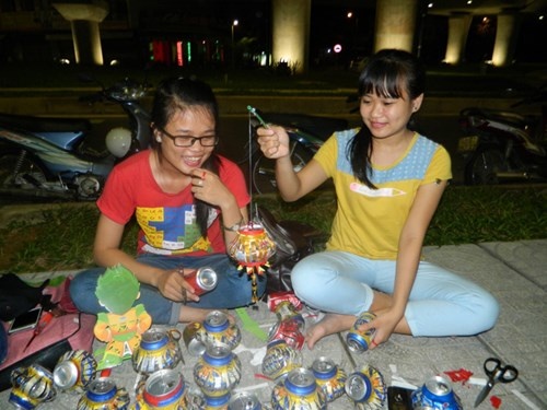 Dù không được lung linh, đẹp mắt nhưng với những chiếc lồng đèn này, Hội hi vọng sẽ làm các bạn nhỏ thích thú.