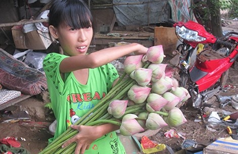 Be gai 11 tuoi nghi hoc, kiem tien nuoi cha hinh anh