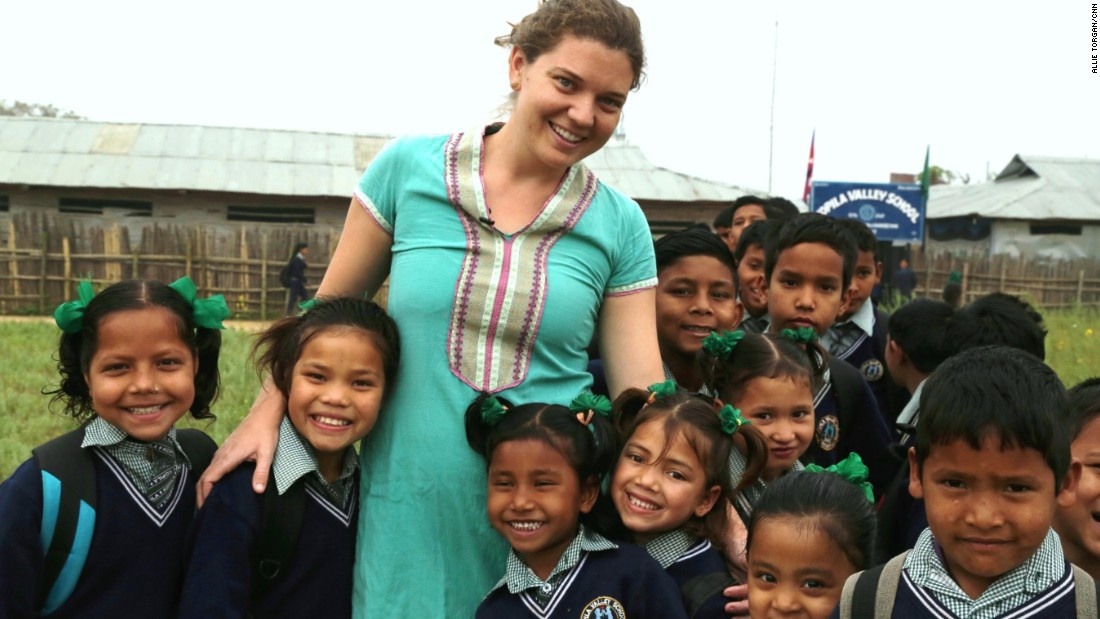 Cô gái trẻ Maggie Doyne bên những thành viên của Nhà cô nhi ở thung lũng Kopila.