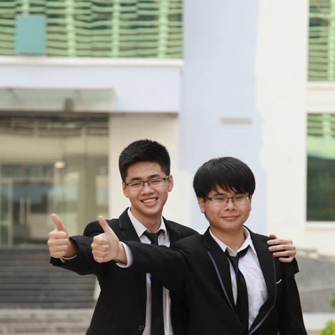 Ngô Vương Minh (tay phải) là  thủ khoa nổi tiếng trong kỳ thi THPT quốc gia vừa qua.