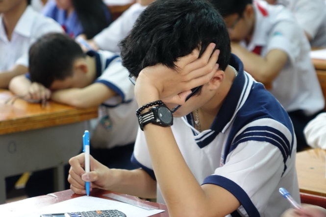 Cảnh tượng học sinh mệt mỏi ngủ gục trong lớp không hề xa lạ tại nhiều trường học.