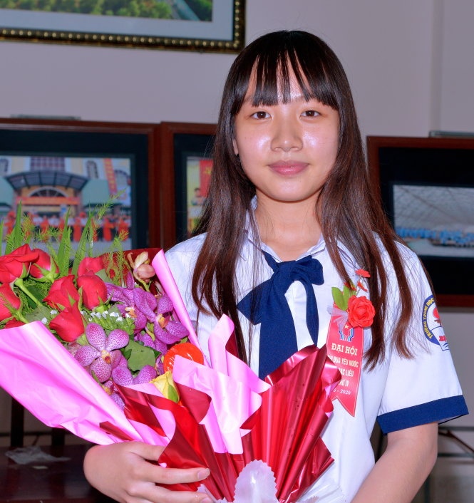 Lý Bình Nhi và sản phẩm trà trừ muỗi bằng chất liệu “cây nhà lá vườn”.