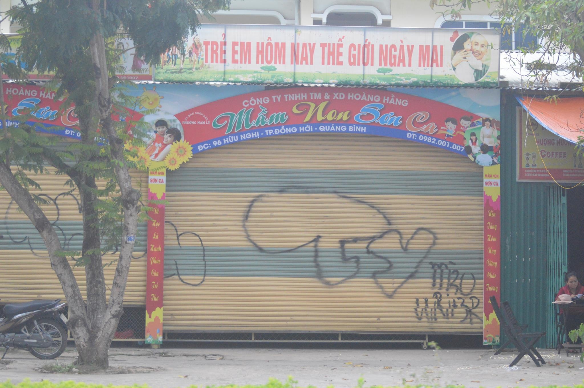 Dong cua diem trong giu troi chan tay tre mam non hinh anh