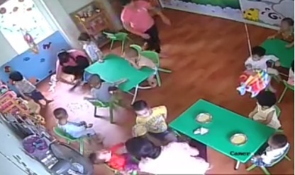 Lai xuat hien clip co giao tat tre mam non vi an cham hinh anh