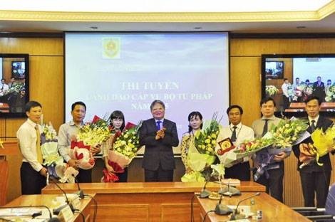 Ông Lê Đình Vinh (đứng thứ 2 từ phải sang) và các ứng viên trúng cử trong đợt thi tuyển chức danh cấp vụ do Bộ Tư pháp tổ chức.