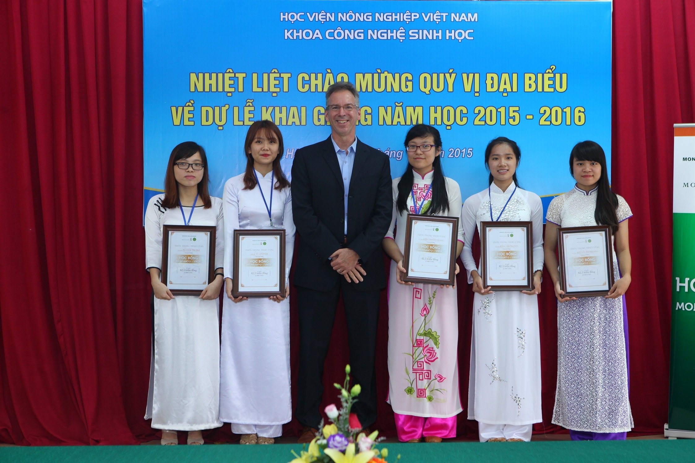 Sinh vien truong Nong nghiep nhan hoc bong tu nghien cuu tao hinh anh