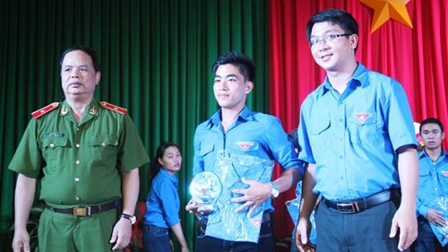 Trùng Dương (giữa) trong buổi lễ tuyên dương thanh niên hoàn lương tiêu biểu (Trong ảnh, Thiếu tướng Đỗ Tá Hảo - Cục trưởng Cục GD cải tạo và hòa nhập cộng đồng (Tổng cục VIII, Bộ Công an).