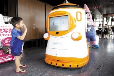 Sinh vien sang tao robot lam huong dan vien du lich hinh anh