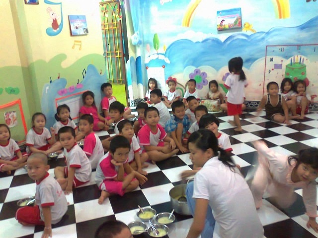Buc tam thu dam nuoc mat cua co giao mam non hinh anh