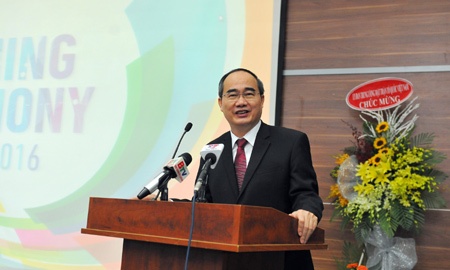 Ong Nguyen Thien Nhan noi tieng Anh truoc 1.200 sinh vien hinh anh