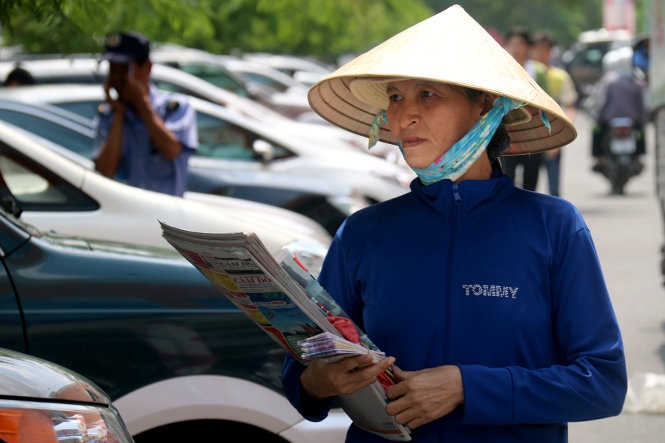 Bà Nguyễn Thị Tơ nuôi 3 con ăn học với xấp báo, xấp vé số trên tay.