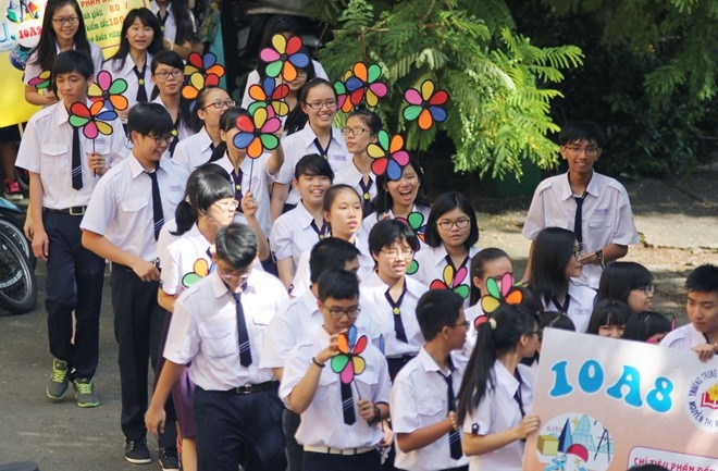 Xem xet bo phe binh hoc sinh truoc toan truong hinh anh